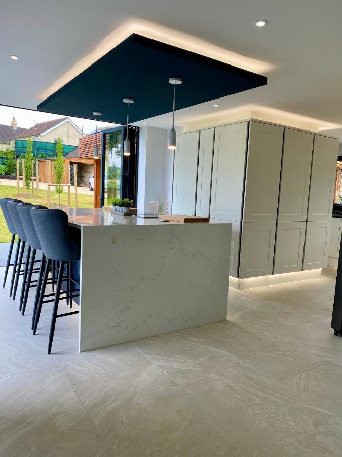 Stunning Modern Home Set In Beautiful Grounds. Бат Экстерьер фото